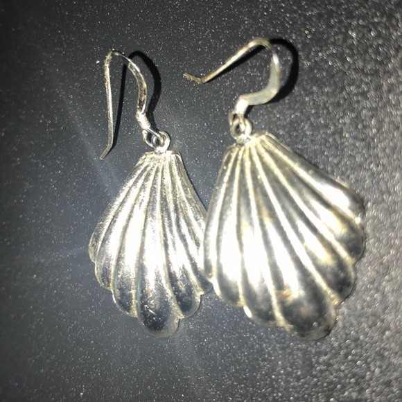 Silver shell Wire earrings Ribbed Tarnish resistant - Picture 2 of 9